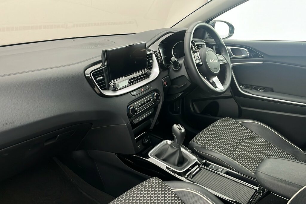 Kia Ceed 1.5 T-gdi 3 Sportswagon Euro 6 LA25ECE Grey #2
