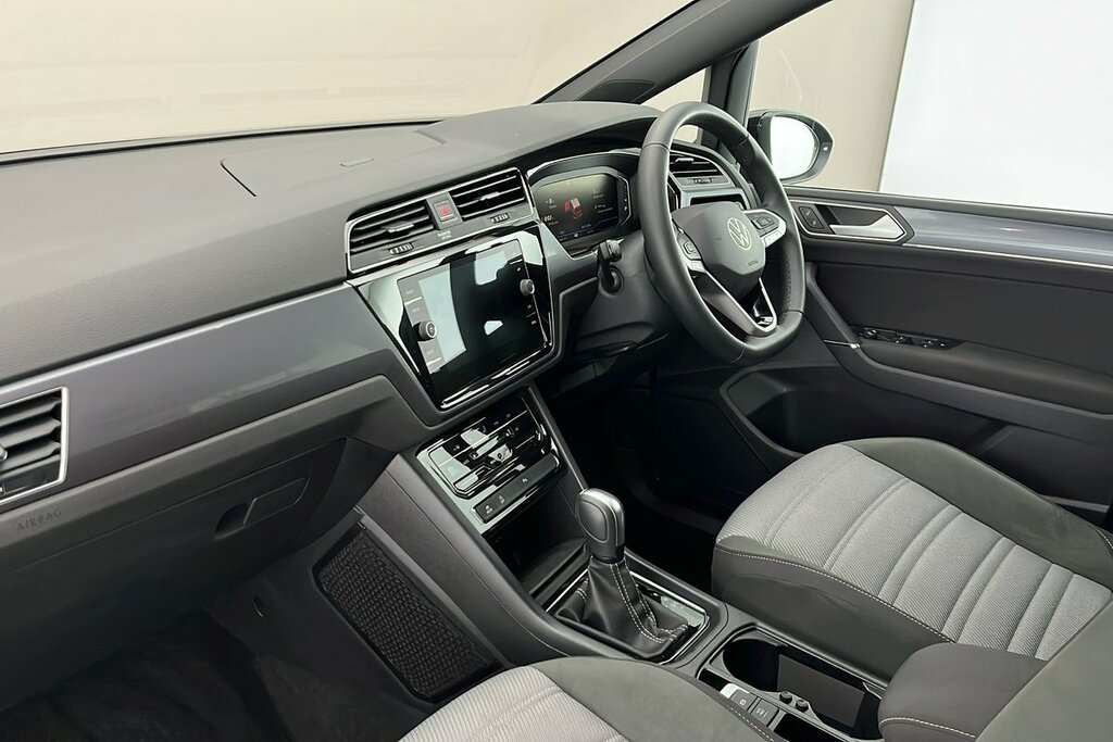 Volkswagen Touran R-line 1.5 Tsi 150 Ps 7-Speed Dsg Black #2