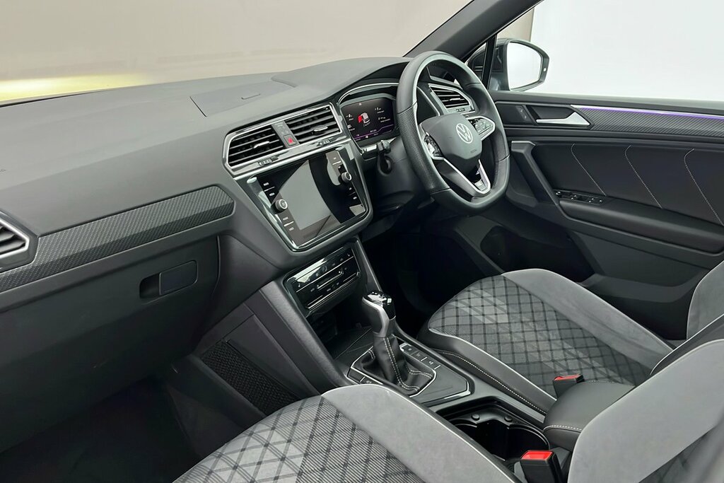 Volkswagen Tiguan R-line 1.5 Tsi 150Ps 7-Speed Dsg Black #2