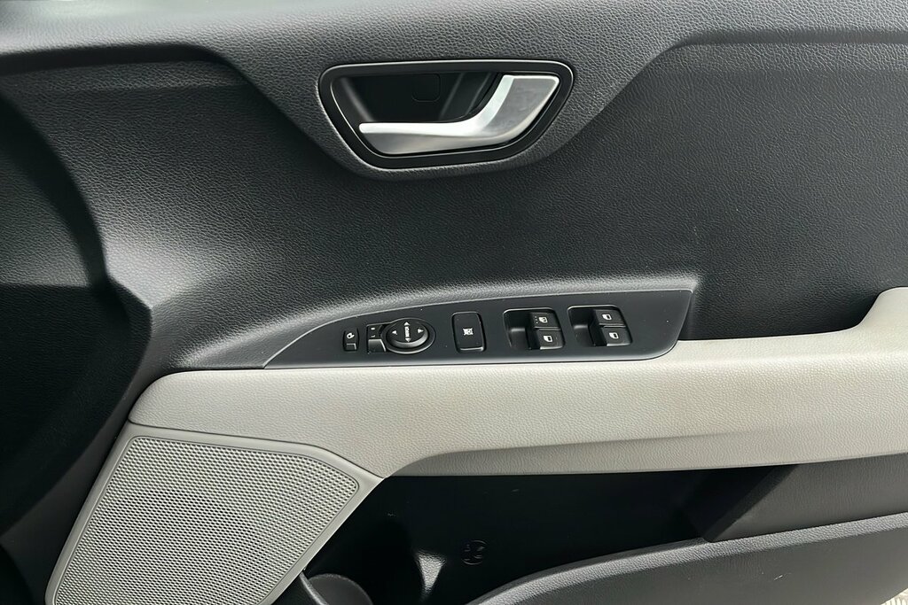 Kia Stonic White #22