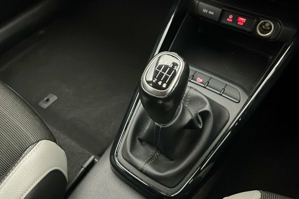 Kia Stonic White #12