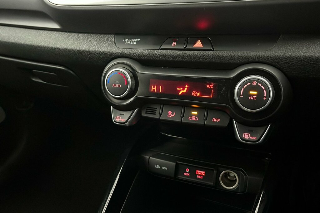 Kia Stonic White #18