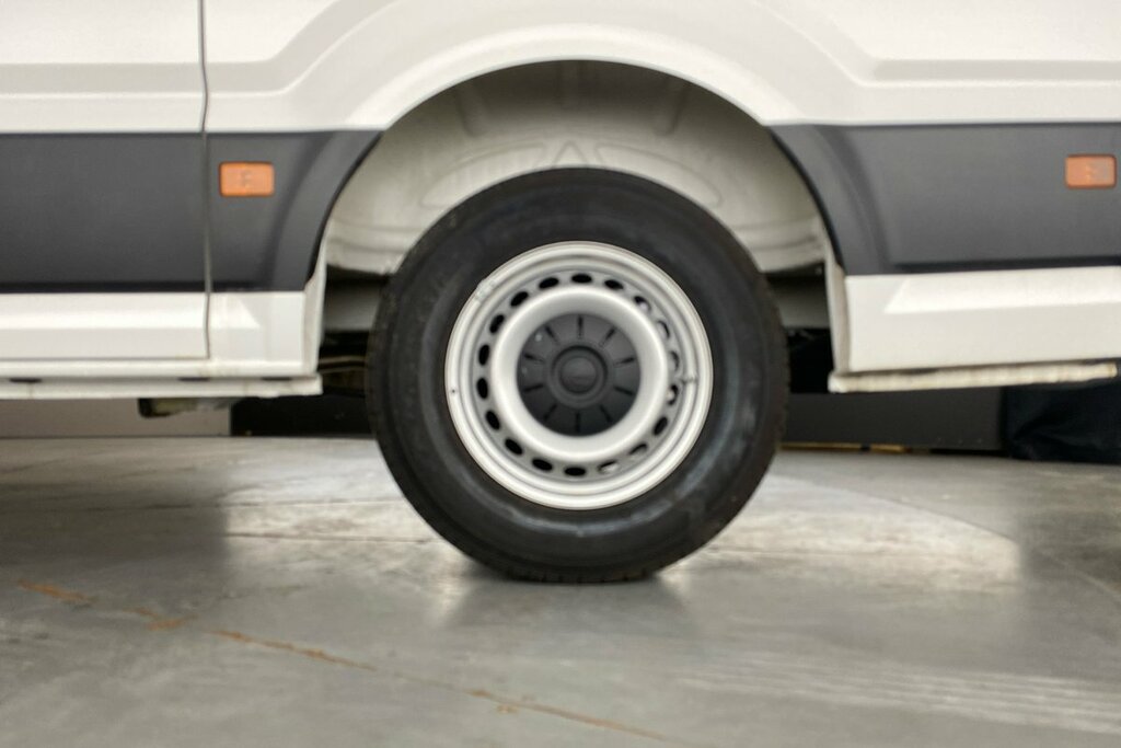 Volkswagen Crafter Cr35 Panel Van Commerce Mwb 140 Ps 2.0 Tdi 8Sp Aut White #5
