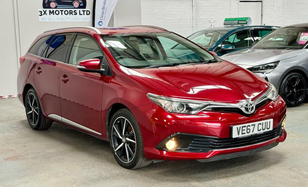 Toyota Auris 1.2 Vvt-i Design Touring Sports Euro 6 Ss Red