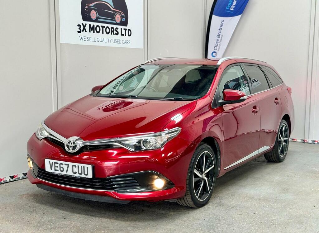 Toyota Auris 1.2 Vvt-i Design Touring Sports Euro 6 Ss Red