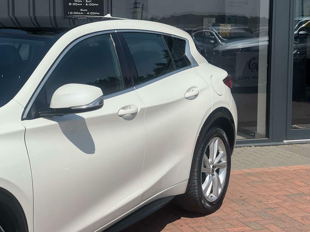 Infiniti Q30 Premium White #2