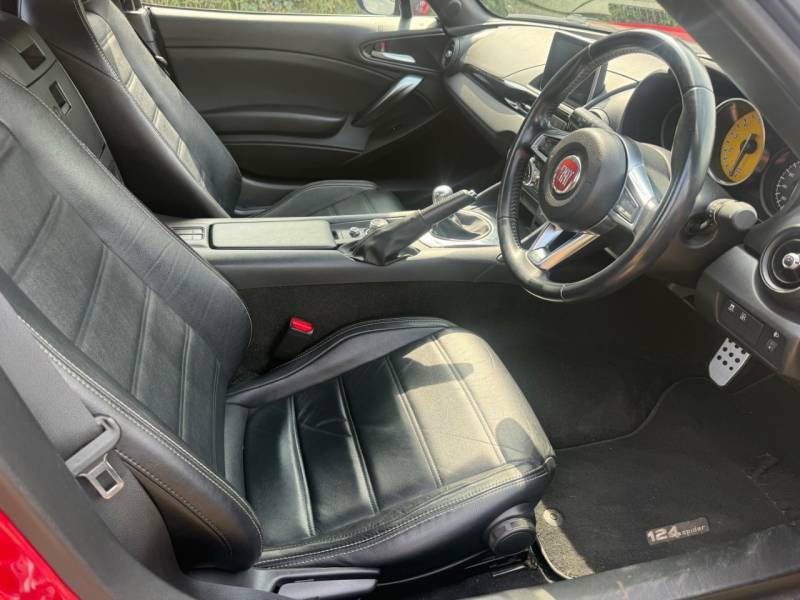 Fiat 124 Spider Lusso White #19