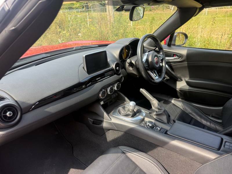 Fiat 124 Spider Lusso White #18
