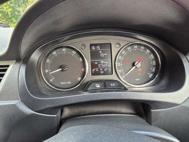 Skoda Rapid 1.6 Tdi Cr Elegance White #9