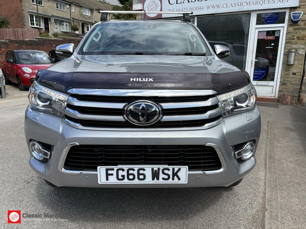 Toyota HILUX Invincible X Silver #4