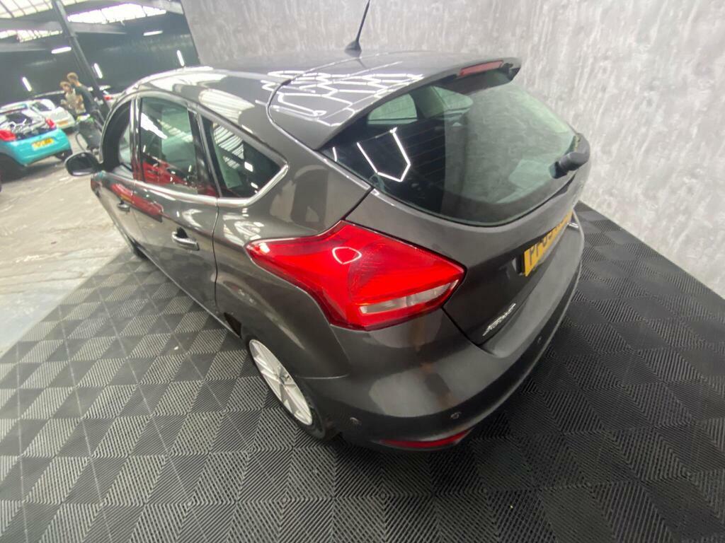 Ford Focus Hatchback 1.0T Ecoboost Titanium Euro 6 Ss White #13