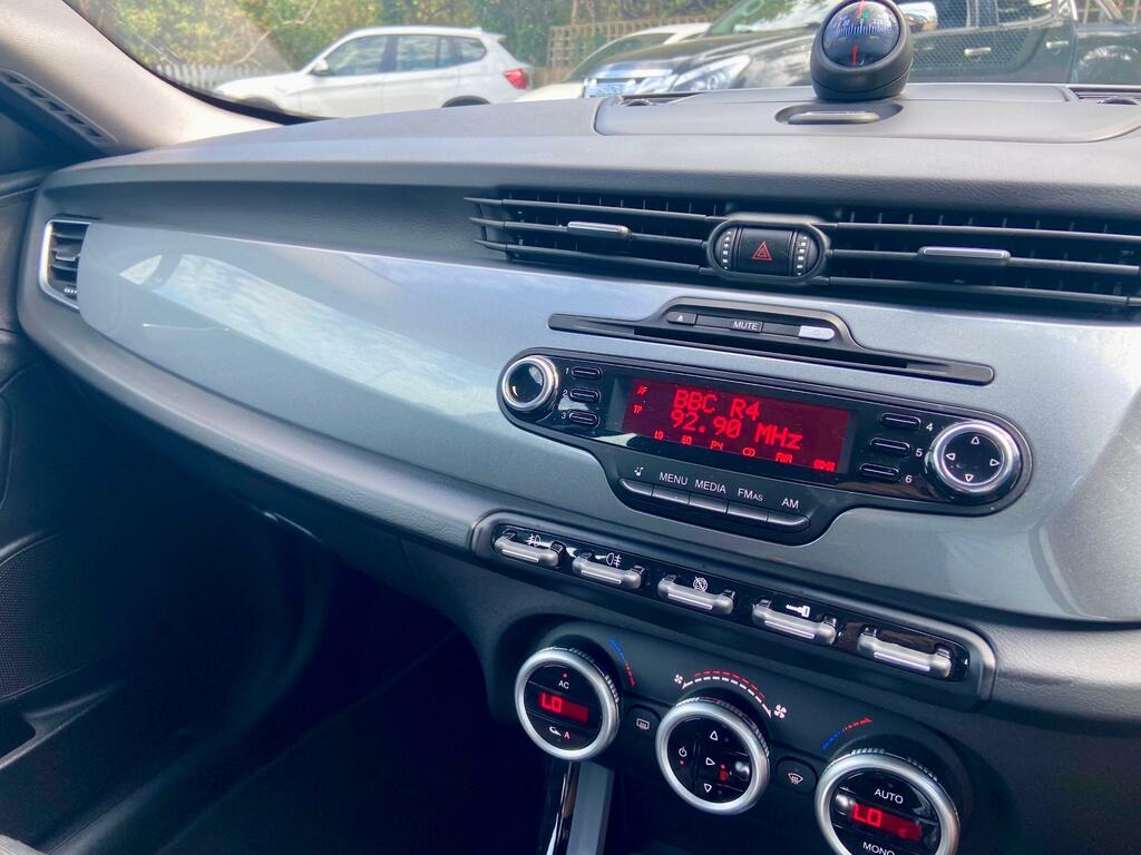 Alfa Romeo Giulietta 2.0 Jtdm-2 Lusso Hatchback Black #4