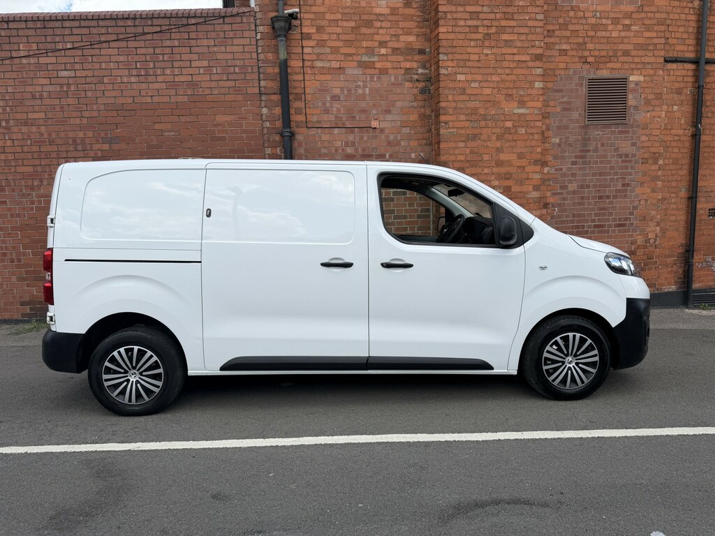 Vauxhall Vivaro 2.0 Turbo D 3100 Dynamic White #2