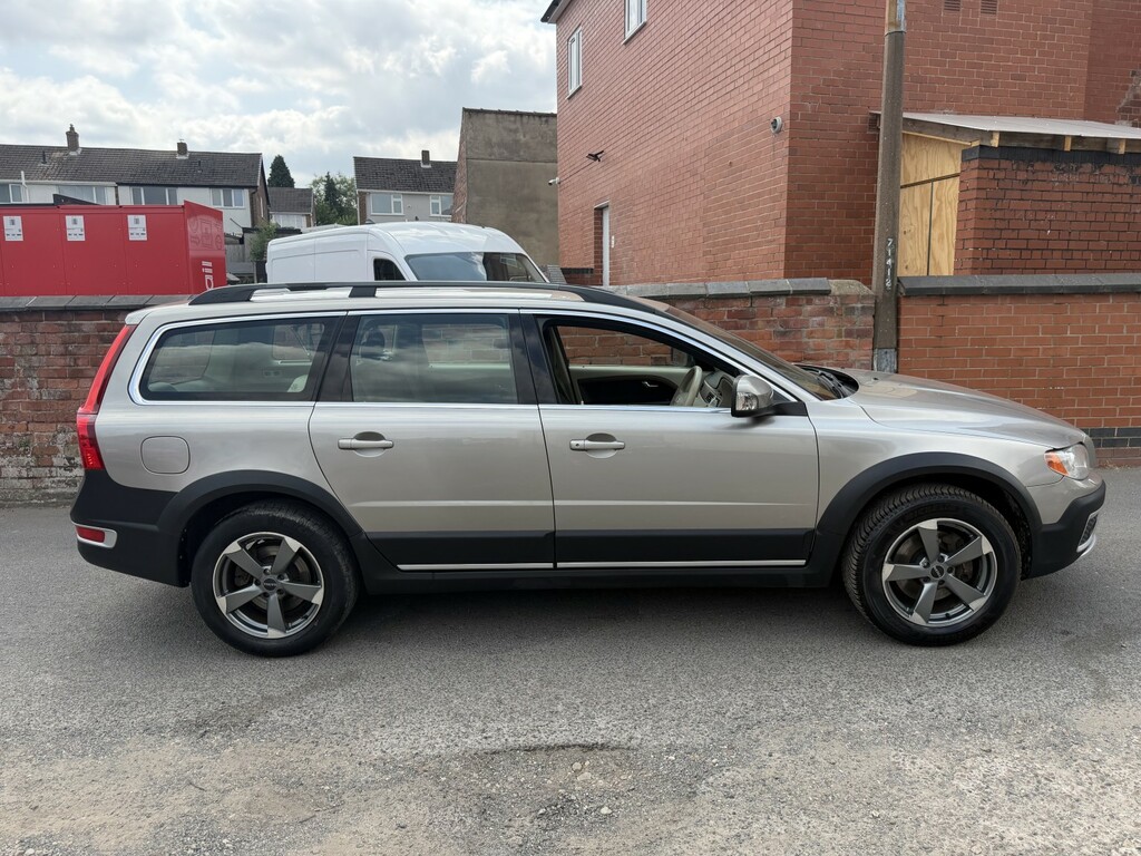 Volvo XC70 2.4 D5 Se Lux Gold #2