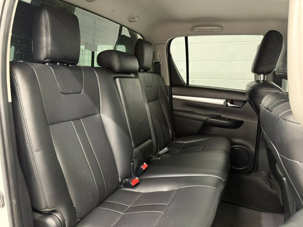 Toyota HILUX 2.4 D-4d Invincible X Pickup Double Cab White #6