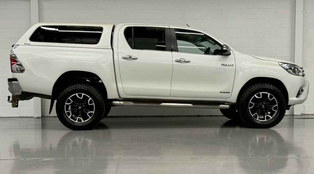 Toyota HILUX 2.4 D-4d Invincible X Pickup Double Cab White #2