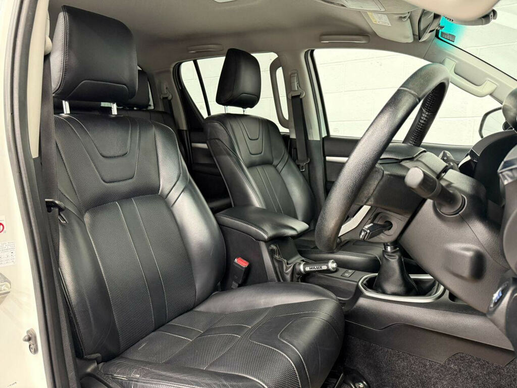 Toyota HILUX 2.4 D-4d Invincible X Pickup Double Cab White #5