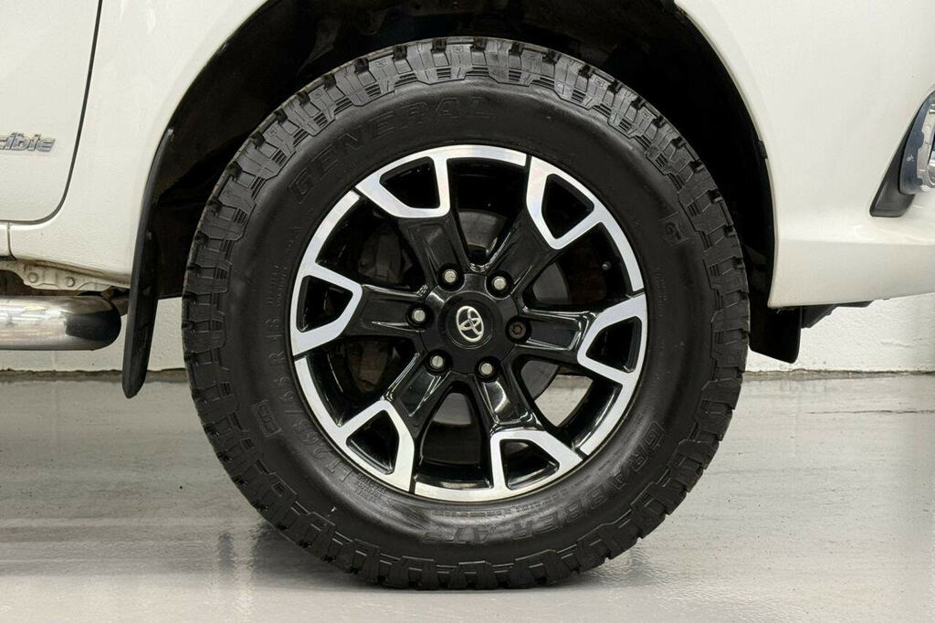 Toyota HILUX 2.4 D-4d Invincible X Pickup Double Cab White #3