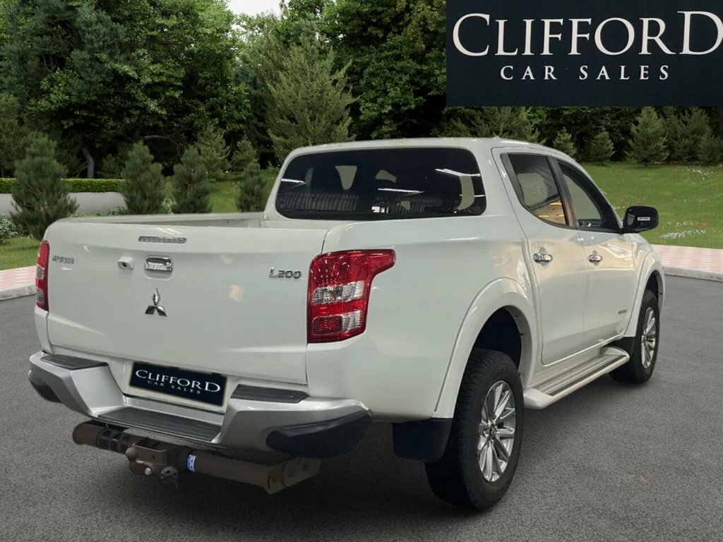 Mitsubishi L200 Pickup White #4