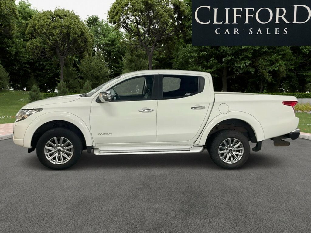 Mitsubishi L200 Pickup White #6