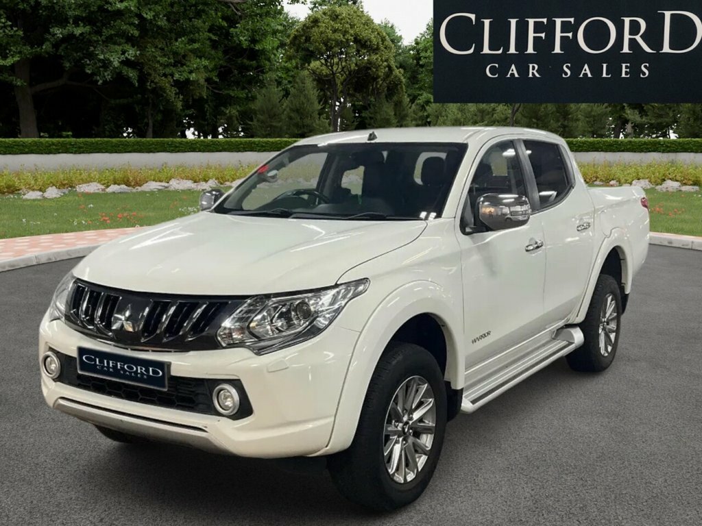 Mitsubishi L200 Pickup White #2