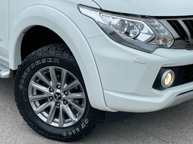 Mitsubishi L200  White #37