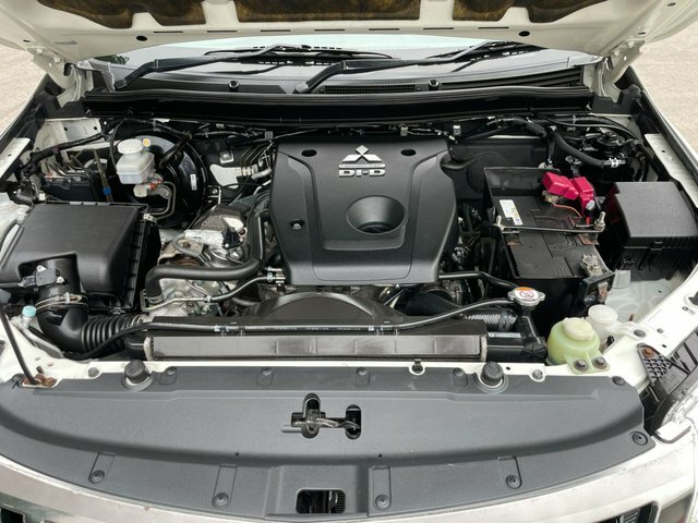 Mitsubishi L200  White #23