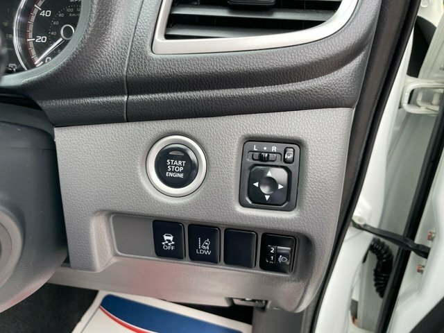 Mitsubishi L200  White #21