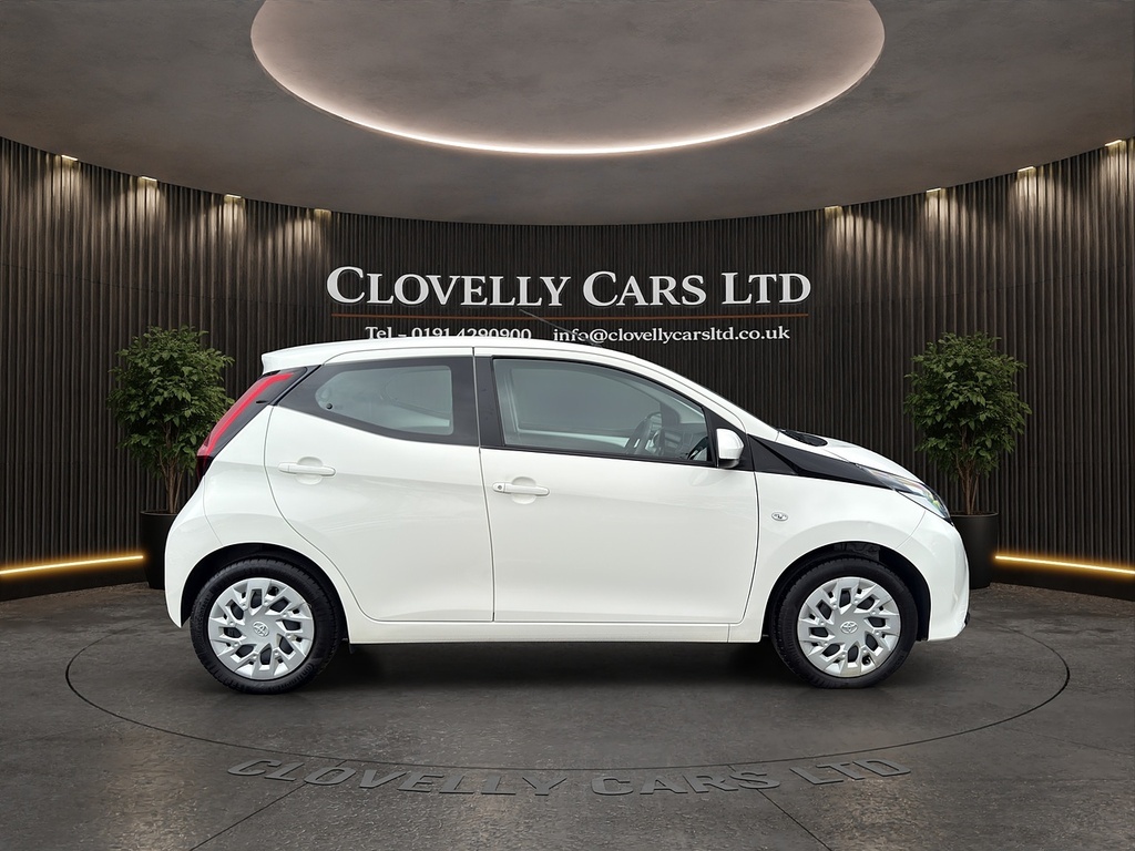 Toyota Aygo 1.0 Vvt-i X-play Hatchback Euro White #2