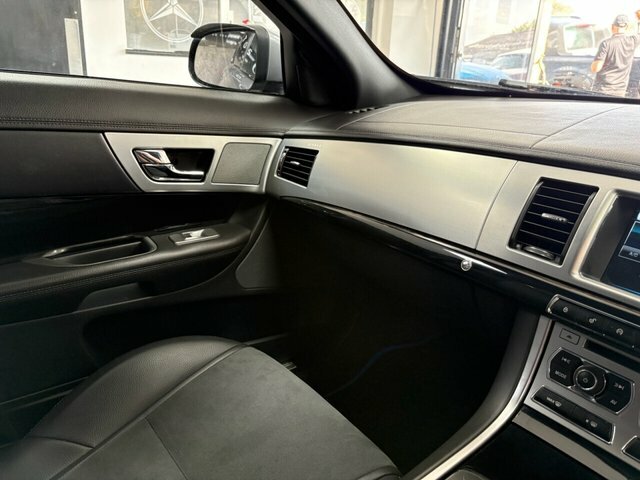 Jaguar XF D Premium Luxury Black #24
