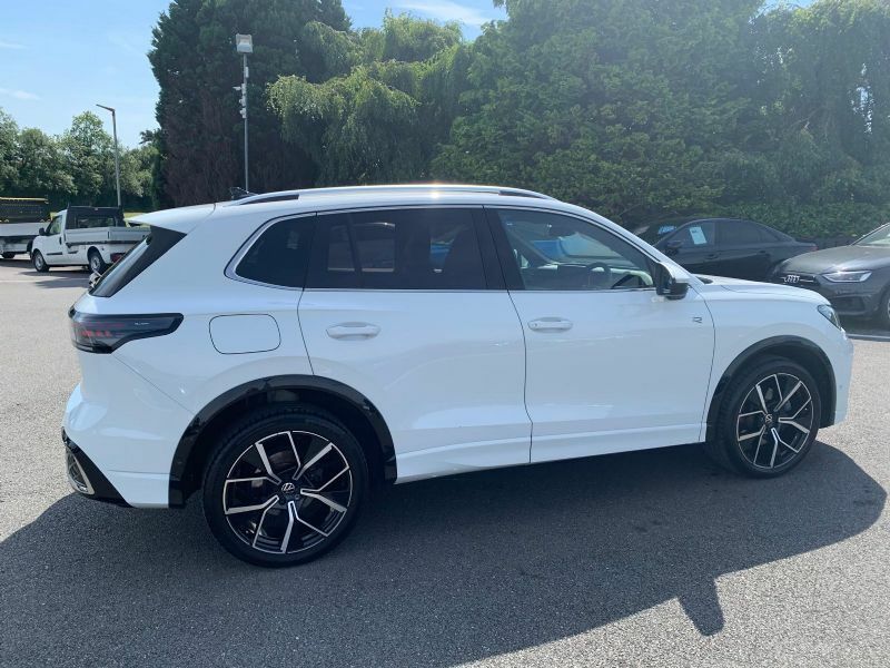 Volkswagen Tiguan R VU24KKT White #6