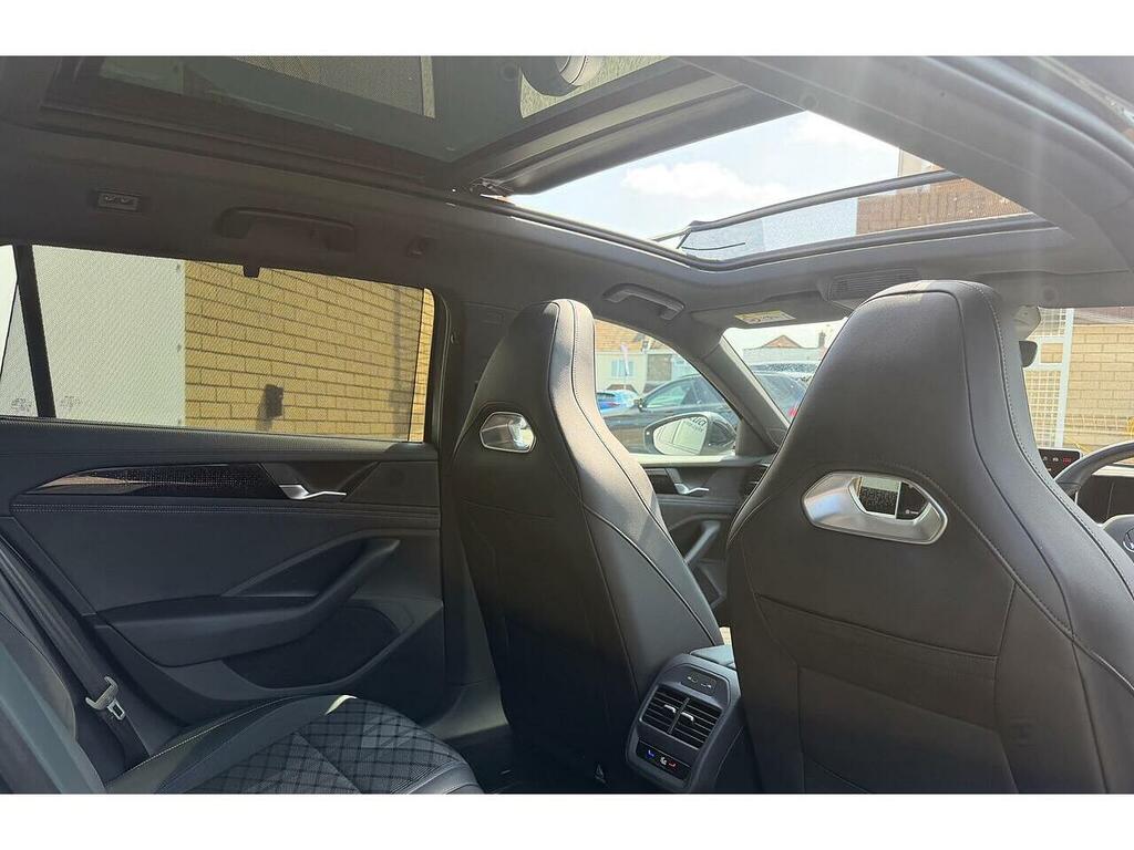 Volkswagen Passat Elegance White #8