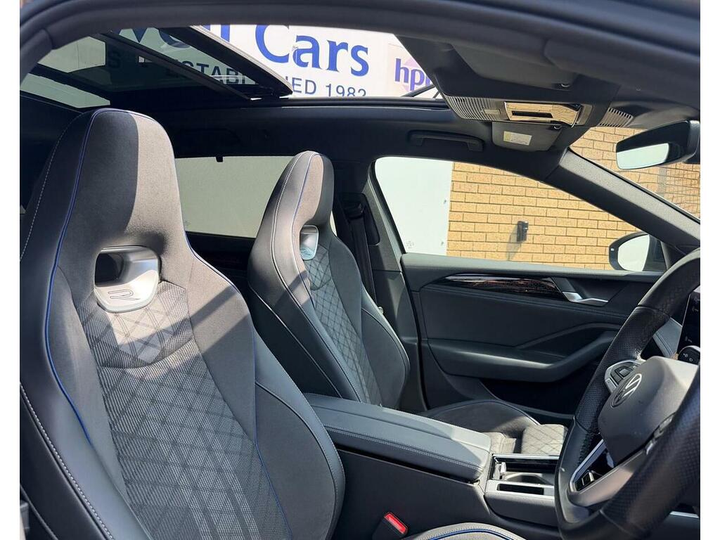 Volkswagen Passat Elegance White #7