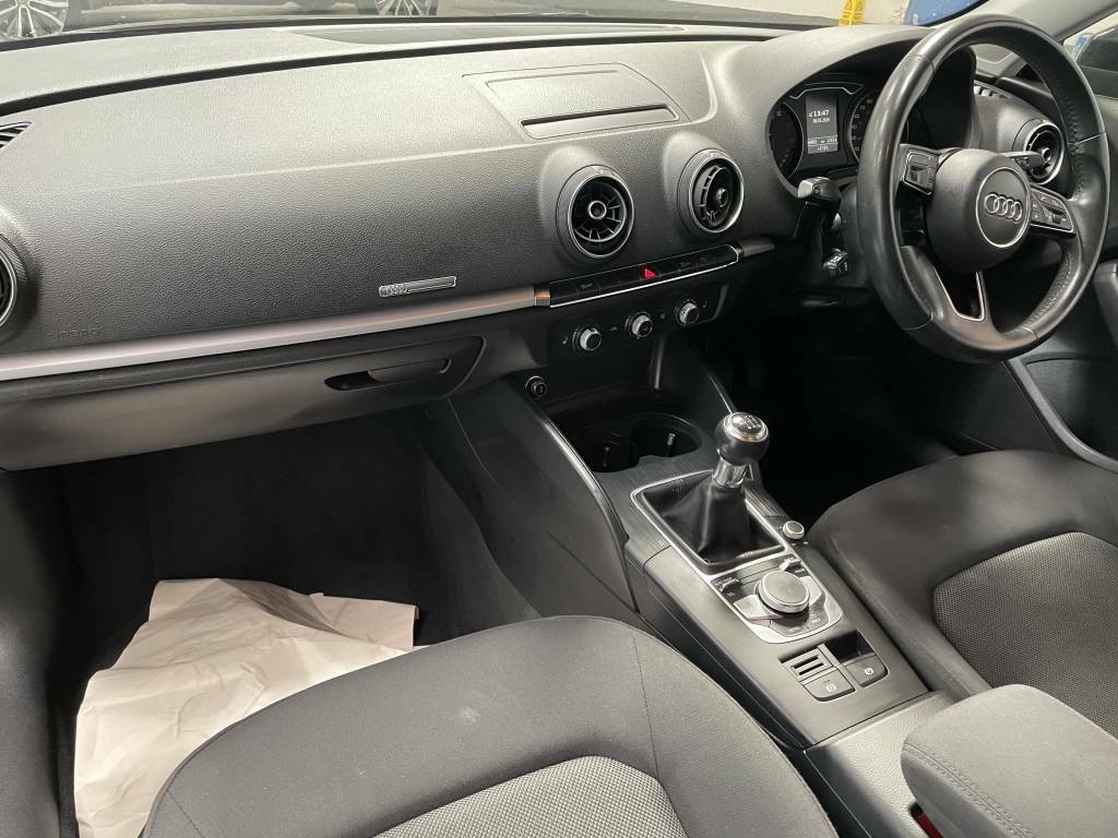 Audi A3 Sportback 1.0 Tfsi Se Technik Black #4