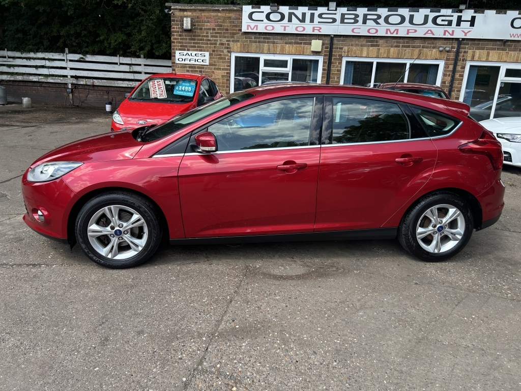 Ford Focus Hatchback 1.6 Zetec Red #4