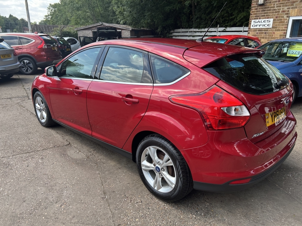 Ford Focus Hatchback 1.6 Zetec Red #5