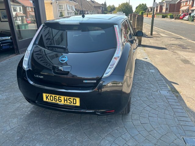 Nissan Leaf 30Kwh Tekna Hatchback 109 Bhp Black #4