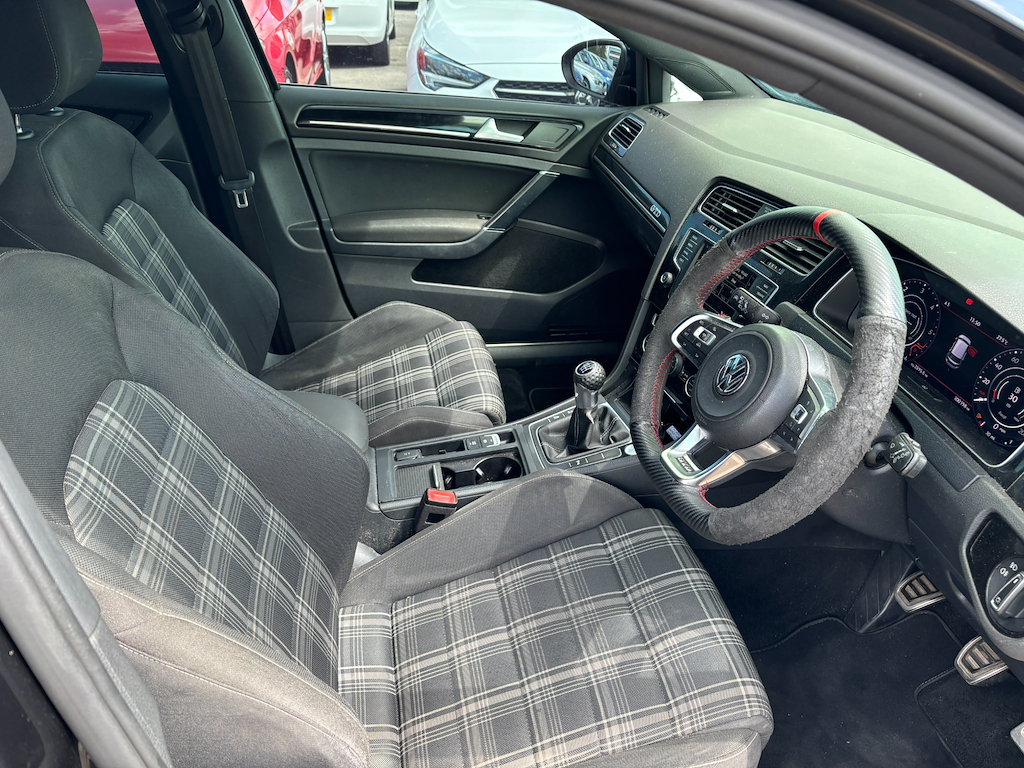Volkswagen Golf 1.6L Match White #7