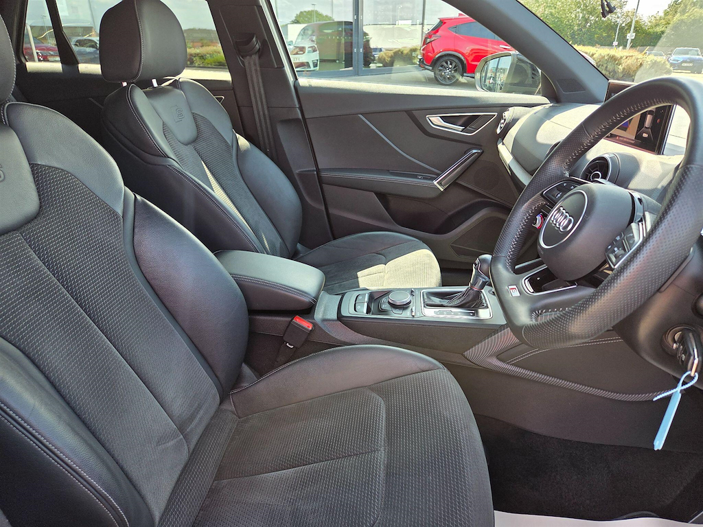 Audi SQ2 Sq2 Black Edition Tfsi Quattro Black #2