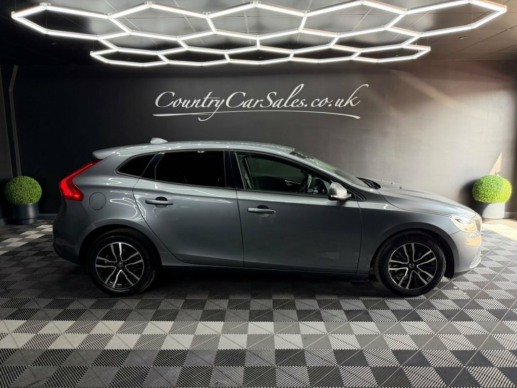 Volvo V40 2.0 T2 Gpf Momentum Hatchback Eu DK68HJG Grey #2