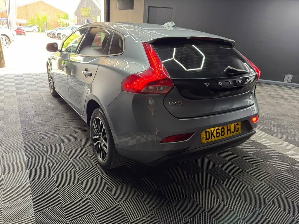 Volvo V40 2.0 T2 Gpf Momentum Hatchback Eu DK68HJG Grey #4