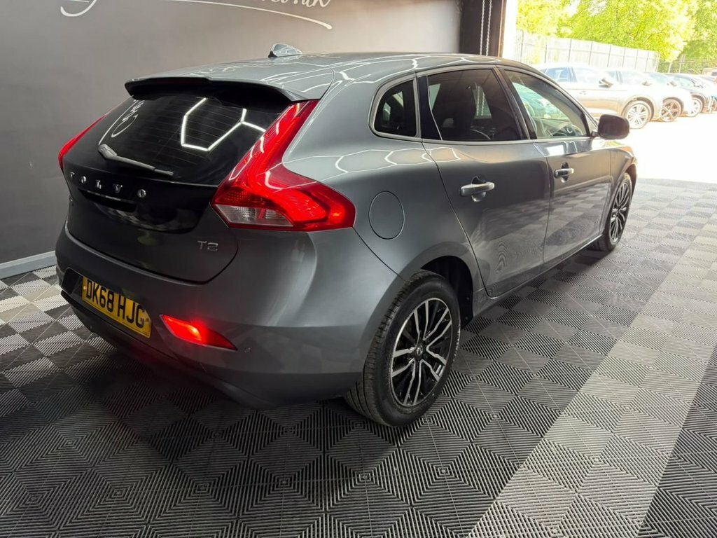 Volvo V40 2.0 T2 Gpf Momentum Hatchback Eu DK68HJG Grey #3
