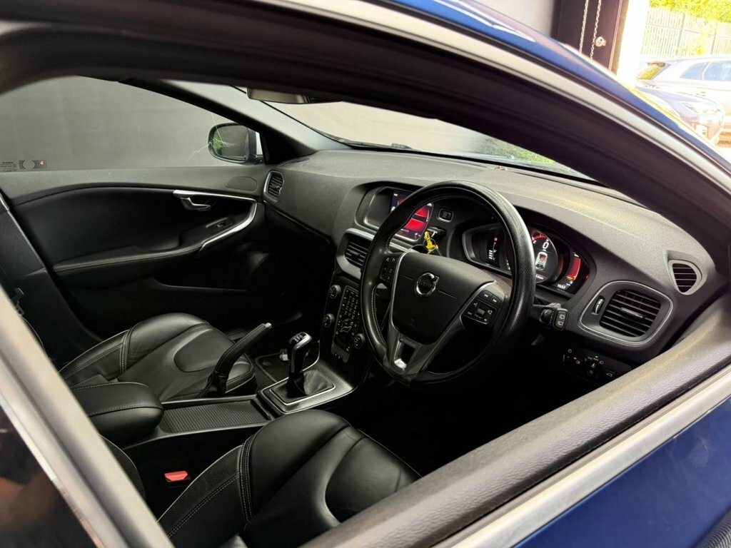 Volvo V40 T2 122 R Design With Tyre Pressure Monitorin Grey #26