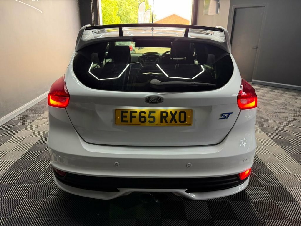 Ford Focus 2.0T Ecoboost St-2 Hatchback Eur EF65RXO White #6