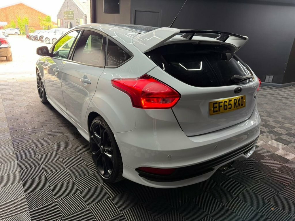Ford Focus 2.0T Ecoboost St-2 Hatchback Eur EF65RXO White #3