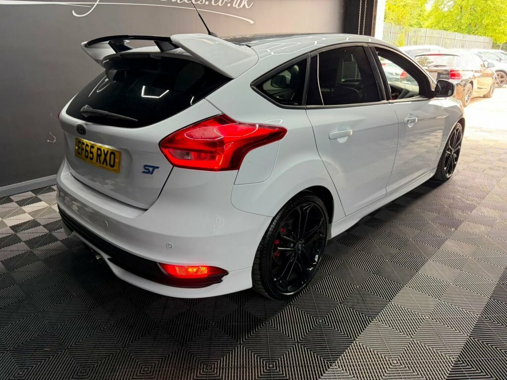 Ford Focus 2.0T Ecoboost St-2 Hatchback Eur EF65RXO White #4