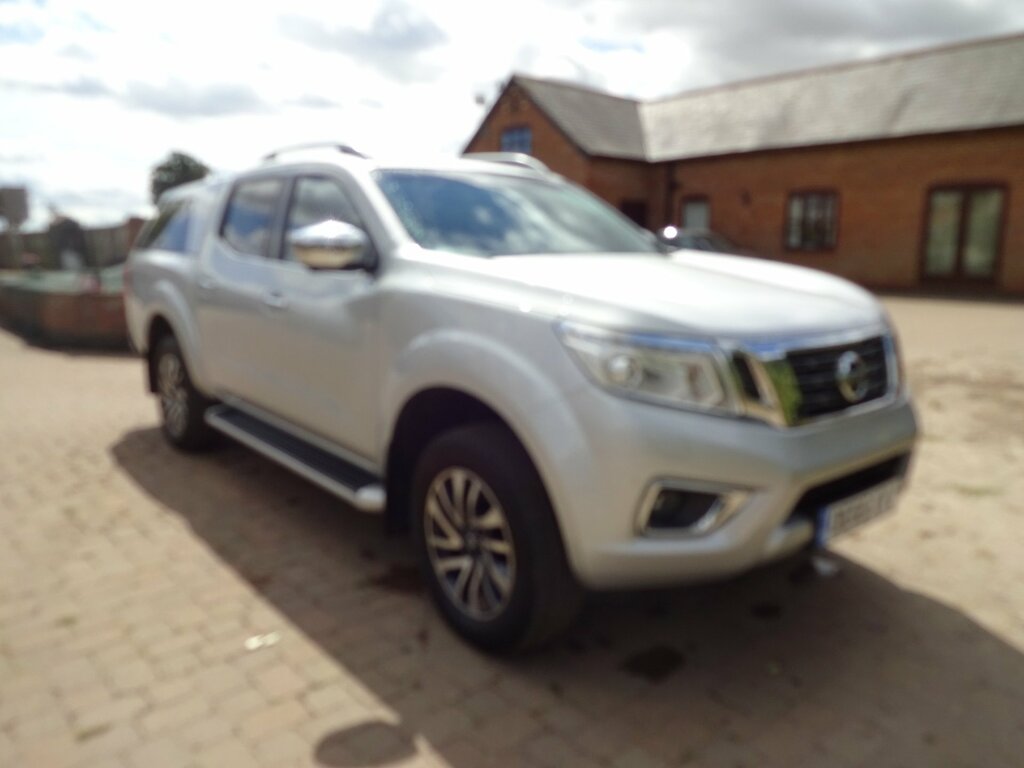 Nissan Navara 2.3 Dci Tekna Pickup Double Cab 4W Silver