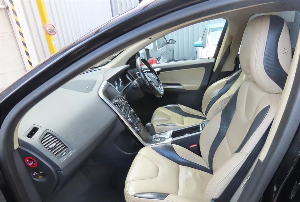 Volvo XC60 Suv Black #2