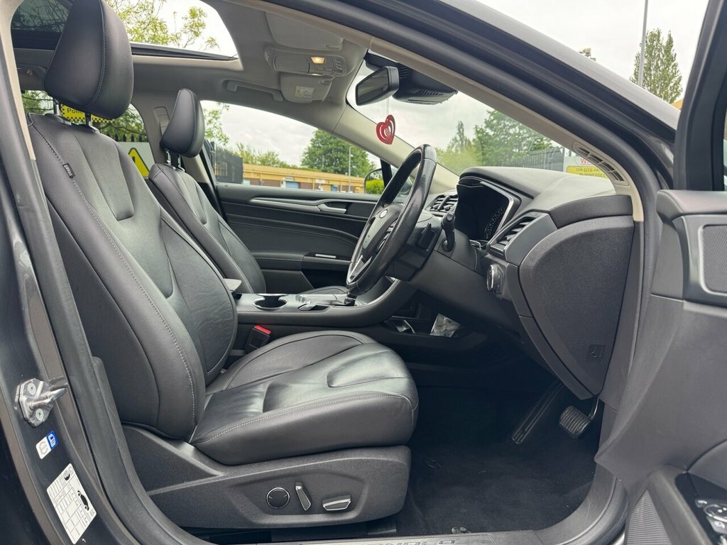 Ford Mondeo Hatchback Black #9