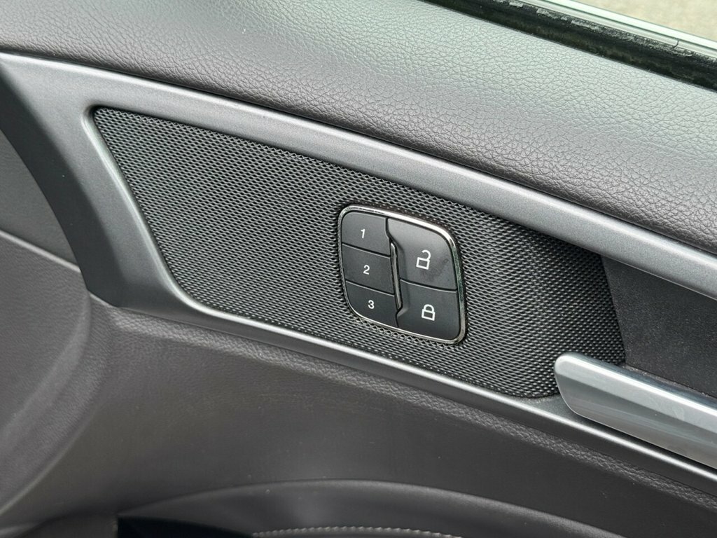 Ford Mondeo Hatchback Black #25
